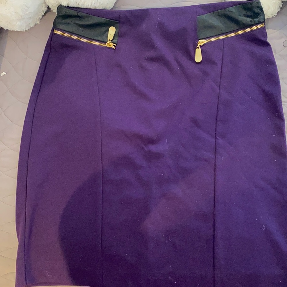 Alfani size 8 skirt in dark purple with gold zip